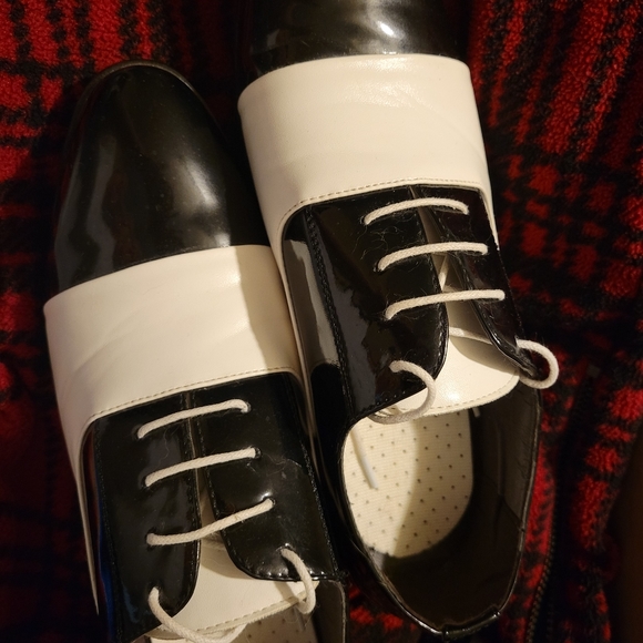 Men's lightweight black & white saddle oxfords. - Picture 2 of 4